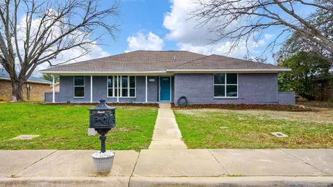 739 Knollridge Dr, Lewisville, TX 75077