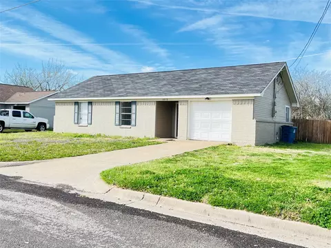 3212 Oakridge Dr, Corsicana, TX 75110