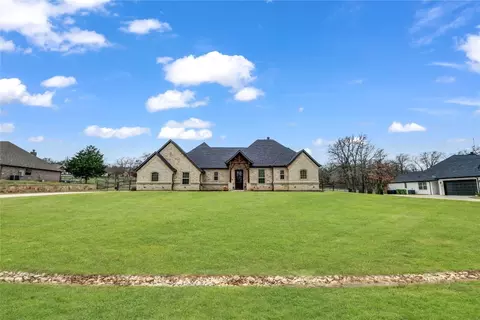 605 Shady Pond Ln, Azle, TX 76020