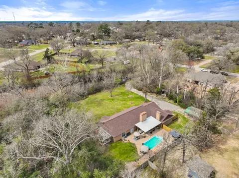 809 Pineland Ln, Lindale, TX 75771