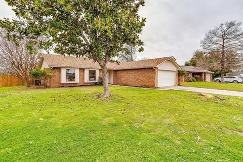 401 Suttonwood Dr, Fort Worth, TX 76108