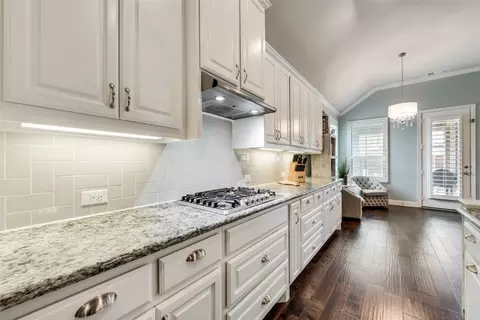 Kitchen - 2001 Commons Way, Prosper, TX 75078 photo 6 of 10