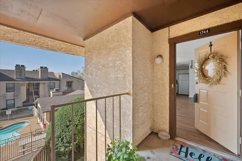 1744 Crest Point Dr, Arlington, TX 76012