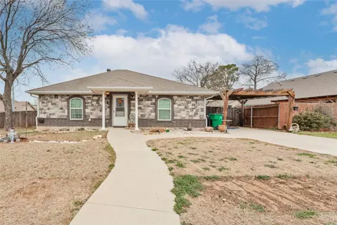 404 Sanders St, Bowie, TX 76230