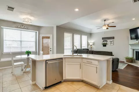 Kitchen - 8113 Freeman Dr, Rowlett, TX 75089 photo 5 of 6