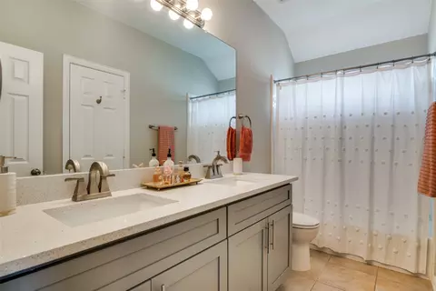 Bath - 8113 Freeman Dr, Rowlett, TX 75089 photo 3 of 4