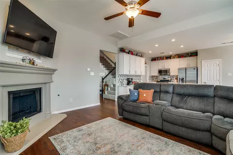Living - 8113 Freeman Dr, Rowlett, TX 75089 photo 2 of 5