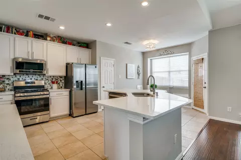 Kitchen - 8113 Freeman Dr, Rowlett, TX 75089 photo 3 of 6