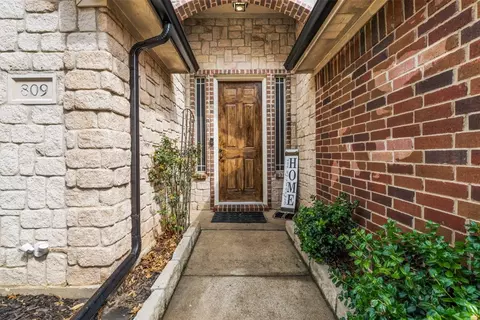 Entry Way - 809 Concord St, Cleburne, TX 76033 photo 1 of 2