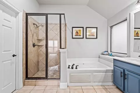 Bath - 809 Concord St, Cleburne, TX 76033 photo 2 of 3