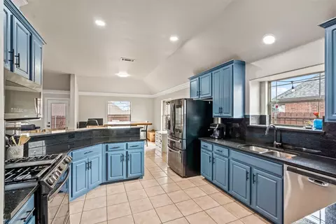 Kitchen - 809 Concord St, Cleburne, TX 76033 photo 4 of 4