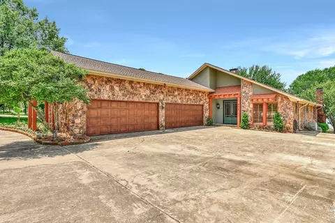 936 Kiowa Dr E, Lake Kiowa, TX 76240