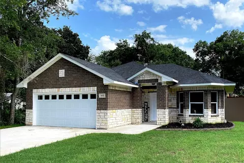808 E 7th St, Bonham, TX 75418