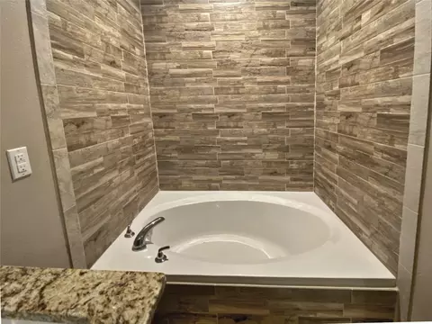 Bath - 808 E 7th St, Bonham, TX 75418 photo 3 of 4