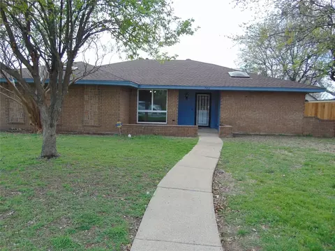 702 Waynelee Dr, Lancaster, TX 75146