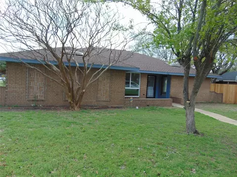 Exterior - 702 Waynelee Dr, Lancaster, TX 75146 photo 6 of 7
