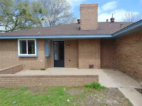 Exterior - 702 Waynelee Dr, Lancaster, TX 75146 photo 3 of 7