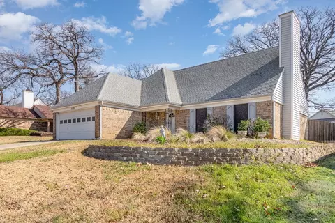 2202 Erwin Dr, Euless, TX 76039