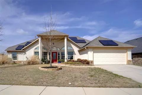 8901 Stone Top Dr, Fort Worth, TX 76179