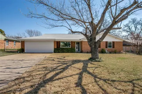120 Arcadia St, Hurst, TX 76053