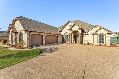 2411 Waters Edge Dr, Granbury, TX 76048