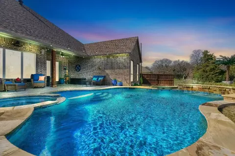 129 Comanche Dr, Lake Kiowa, TX 76240