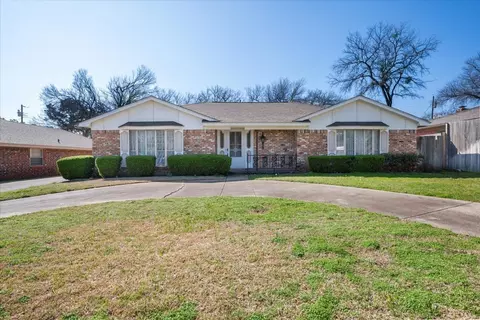 708 Sandlin Dr, Bedford, TX 76021