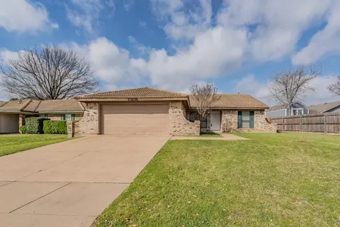 7308 Meadow Creek Dr, Fort Worth, TX 76133