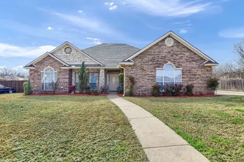 718 Mockingbird St, Bonham, TX 75418