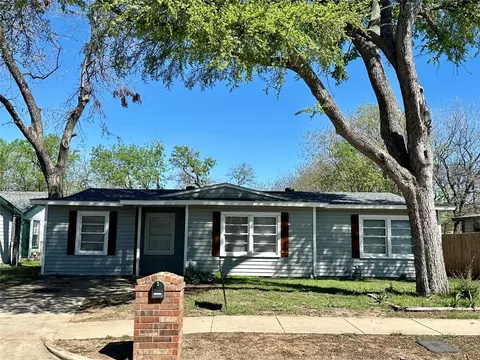 607 Bluebonnet Dr, Hurst, TX 76053