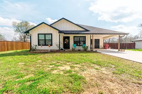135 W Main St, Blossom, TX 75416