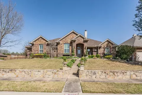 8212 Shady Valley Dr, Benbrook, TX 76116
