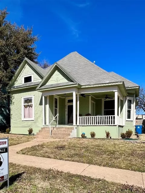 627 W Chestnut St, Denison, TX 75020