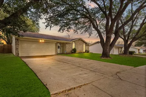 314 Boulder Ct, Burleson, TX 76028