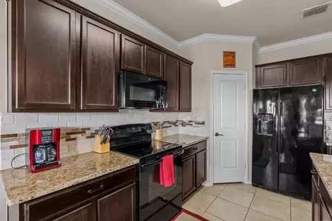 Kitchen - 437 E Wishbone Ln, Haslet, TX 76052 photo 3 of 4