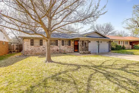 5844 Westcrest Dr W, Edgecliff Village, TX 76134