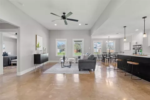 Living - 305 E Adams St, Itasca, TX 76055 photo 1 of 5