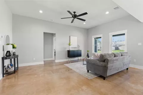 Living - 305 E Adams St, Itasca, TX 76055 photo 3 of 5
