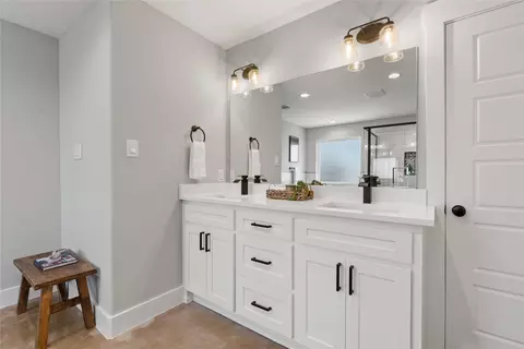 Bath - 305 E Adams St, Itasca, TX 76055 photo 1 of 3