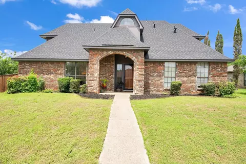 900 Breckenridge Dr, Desoto, TX 75115