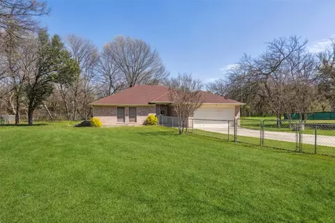 1641 Canyon Creek Dr E, Azle, TX 76020