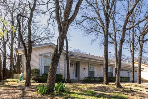 1013 Henson Dr, Hurst, TX 76053