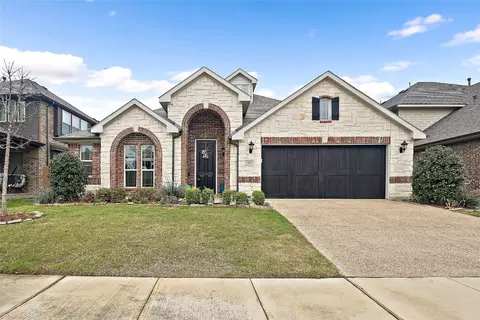 102 Millican Dr, Euless, TX 76040