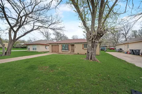 1214 N Anglin St, Cleburne, TX 76031