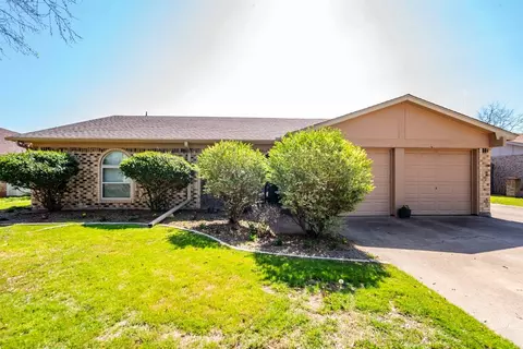 1620 Timberline Dr, Benbrook, TX 76126