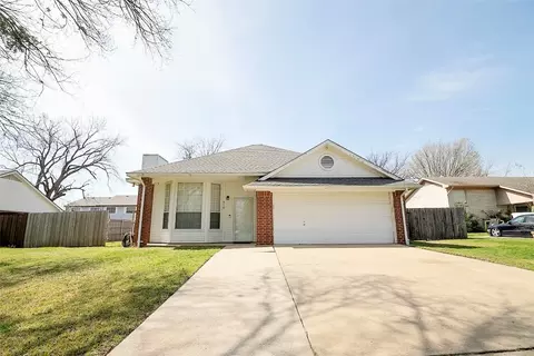 914 S Jefferson St, Pilot Point, TX 76258