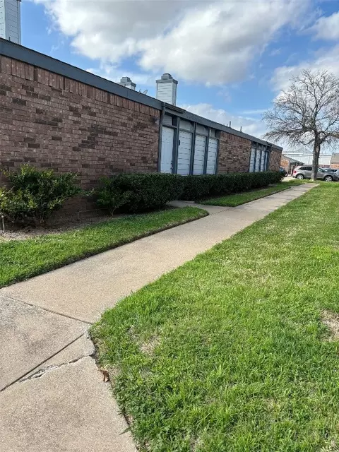 618 Bellaire Dr #B, Hurst, TX 76053