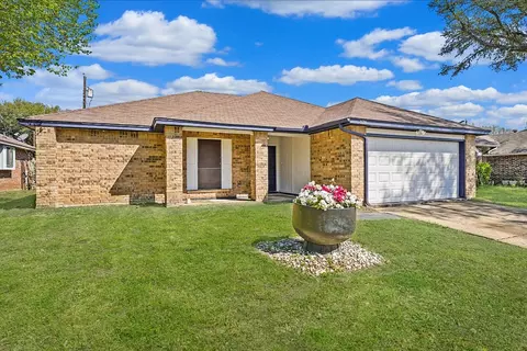 828 Larue Dr, Cedar Hill, TX 75104