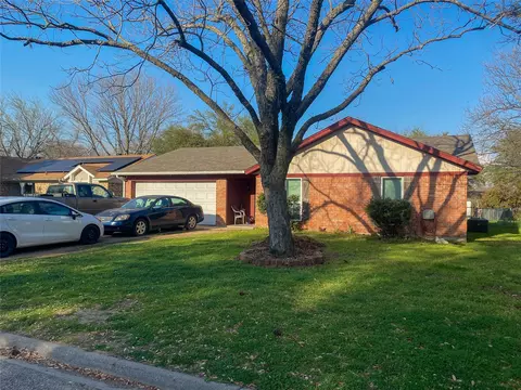 2010 Pebblecreek Dr, Cleburne, TX 76033