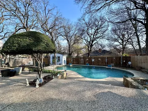6752 Inwood Dr, North Richland Hills, TX 76182